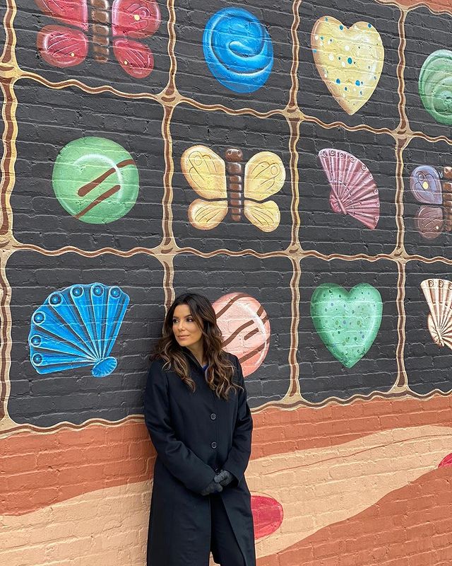 Стильный family look: 45-летняя Ева Лонгория восхитила спортивной фигурой на фото с сыном